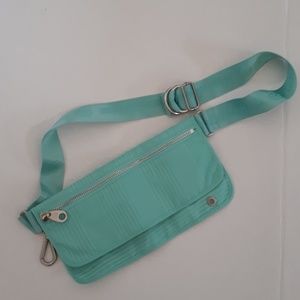 Lululemon travel pooch bag mint green